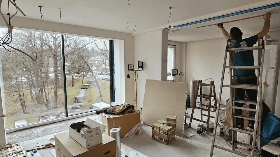 Lagenhetsrenovering - en person renoverar en lägenhet i Stockholm