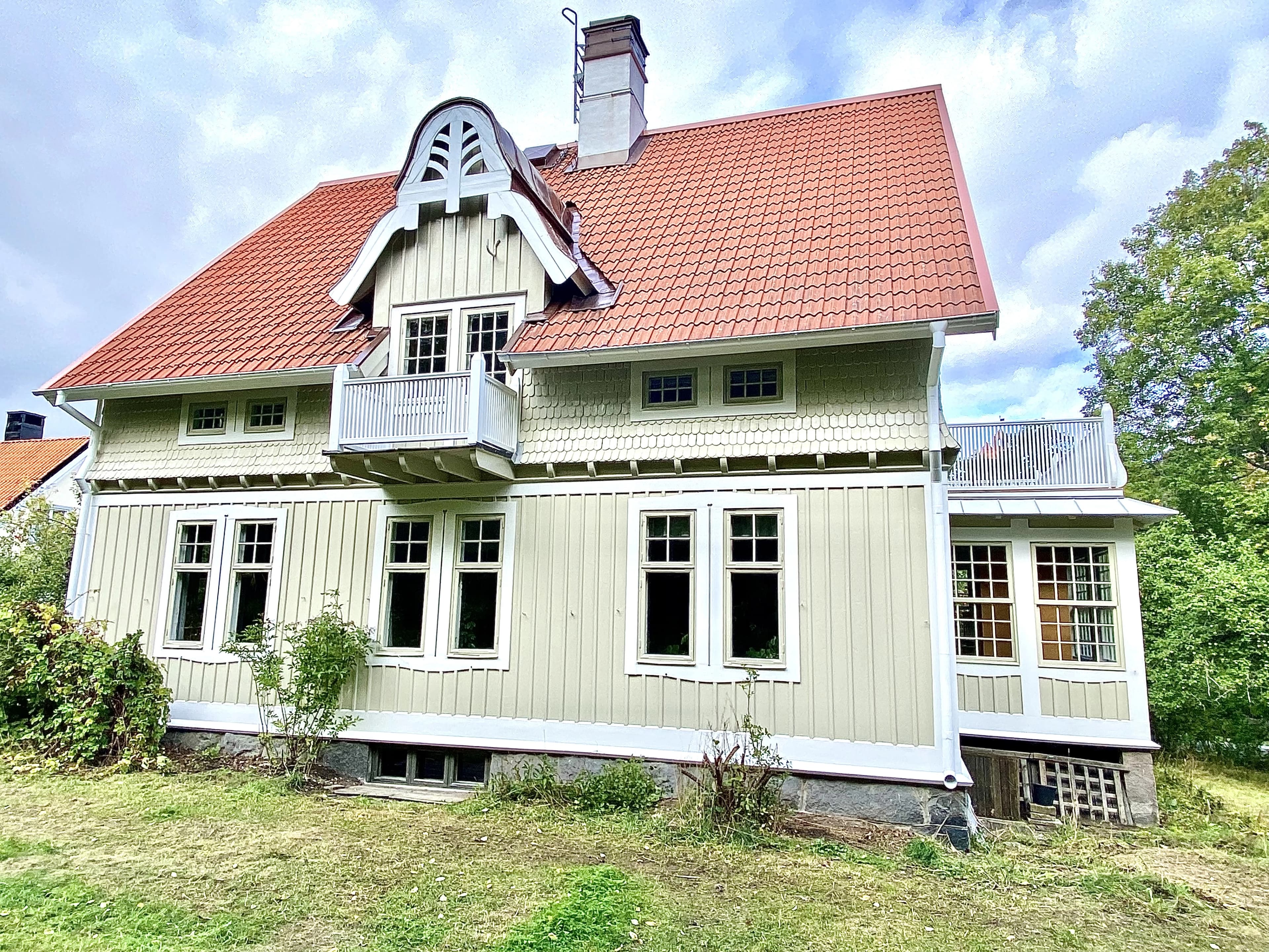 Total renovation of historic facade and windows in Saltsjöbaden