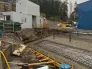 på bilden 3 byggcontainrar och en grundplatta med armering utan betong i Stockholm, Danderyd