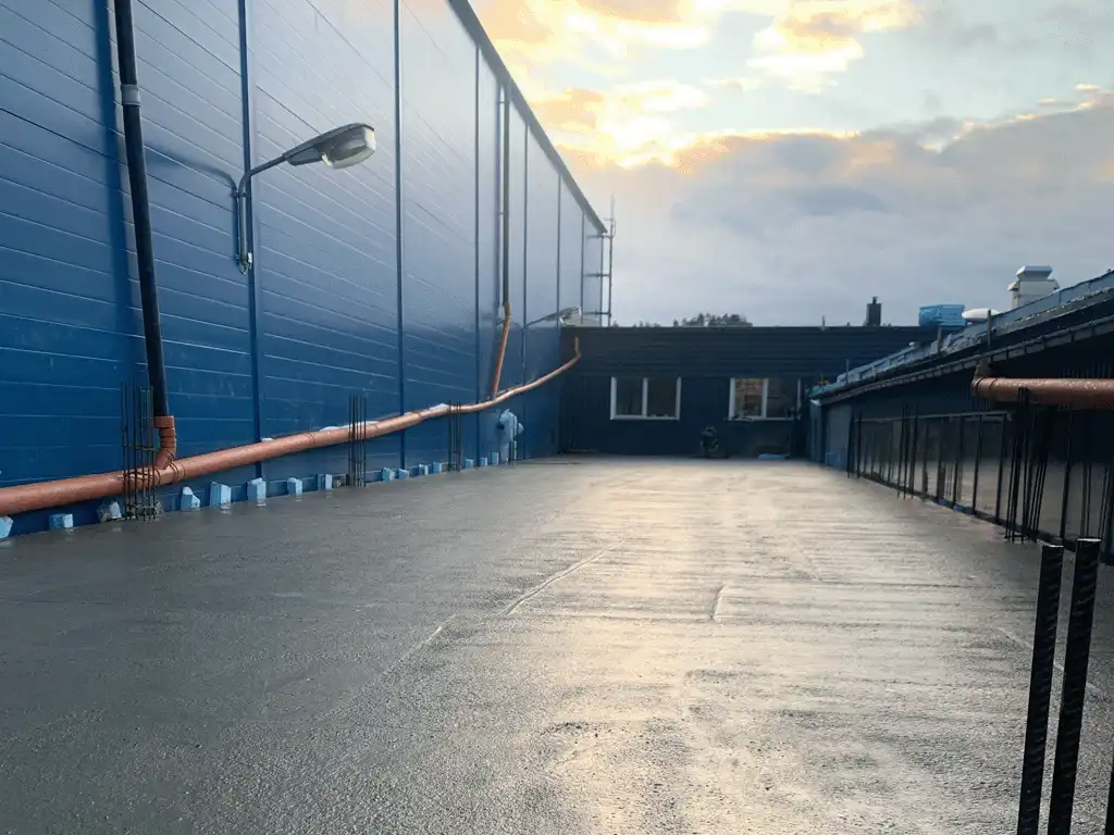 
Vacker slät betongfunkcmentzalée andra våningen i fabriken i Täby, Stockholm