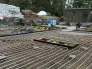 Fotot visar husets grund med armering utlagd, golvvärme och all rörmokeri redo för betonggjutning i Täby, Stockholm.